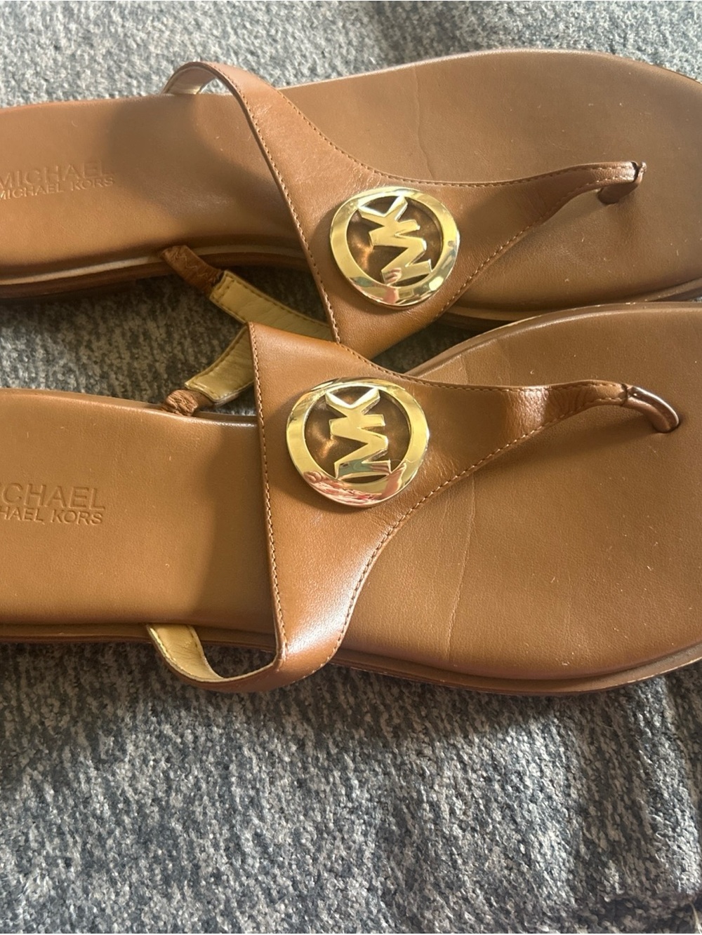 Michael Kors Leather T- Strap Flat sandals Open toe Brown / gold logo size 7.5